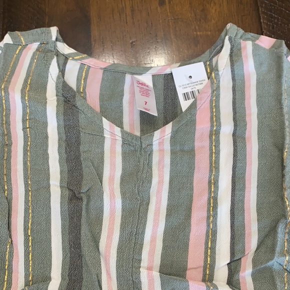 Flutter sleeve hem top - Picture 7 of 9